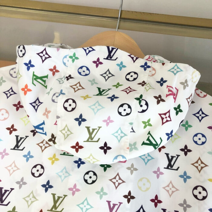 Giacchetto di lusso con stampa floreale multicolore e dettaglio logo, stile casual e raffinato.