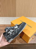 Sneaker nera di lusso con logo, scatola arancione, stile streetwear e design raffinato.