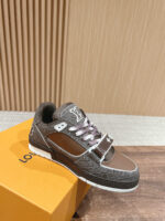 Sneaker di lusso monogram marrone su scatola arancione, stile streetwear e alta moda well-designed.