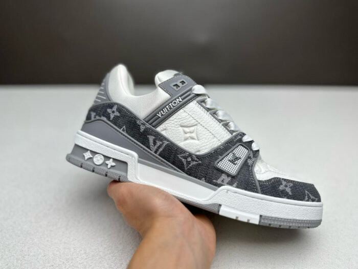 Sneaker di lusso Louis Vuitton grigia con monogramma, suola sporty e dettagli eleganti.