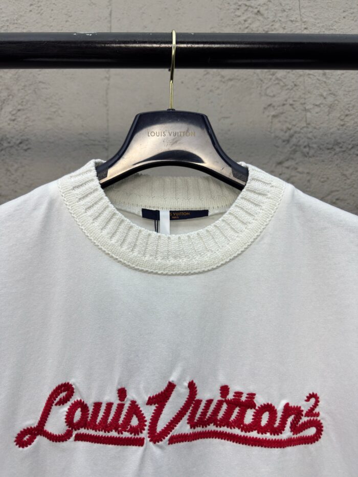 T-shirt bianca Louis Vuitton con logo rosso vivo, stile casual e design moderno.