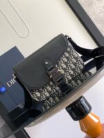 Borsa di lusso strutturata con tracolla, elegante su tavolo moderno con packaging di marca.