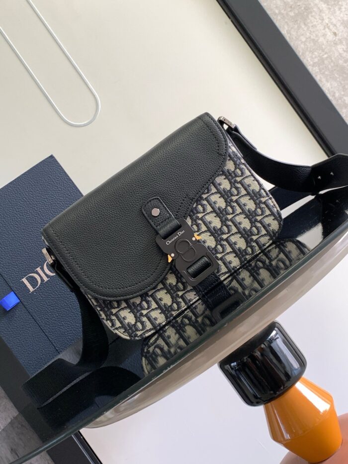 Borsa di lusso strutturata con tracolla, elegante su tavolo moderno con packaging di marca.