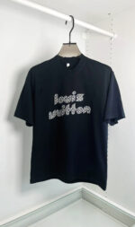 T-shirt nera con logo ironico “lois vuitton” — stile casual e di tendenza.
