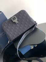 Borsa elegante da donna con pattern embossato, tracolla regolabile e dettagli di lusso.