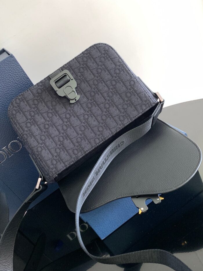 Borsa elegante da donna con pattern embossato, tracolla regolabile e dettagli di lusso.
