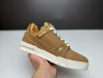 Sneaker in canvas tortora, suola bianca, stile casual e raffinato, perfetta per ogni occasione.