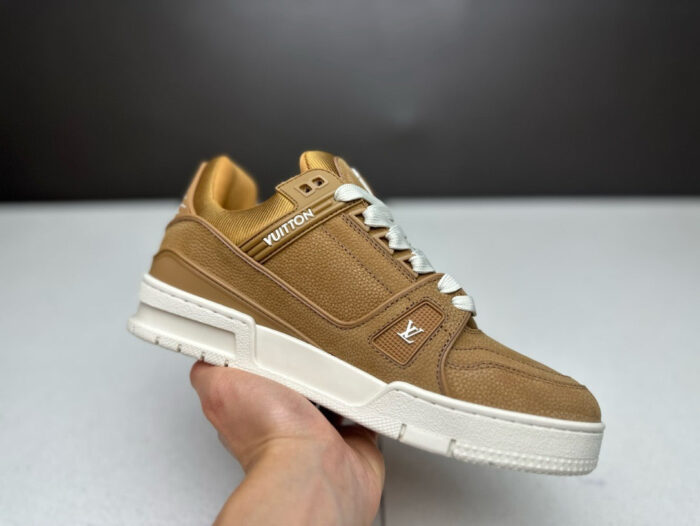 Sneaker in canvas tortora, suola bianca, stile casual e raffinato, perfetta per ogni occasione.