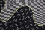 Tessuto di lusso con monogramma LV, strisce bianche e dettagli di cucitura gialla.