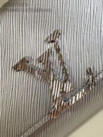 Logo elegante su tessuto metallizzato argento, design moderno e di lusso.