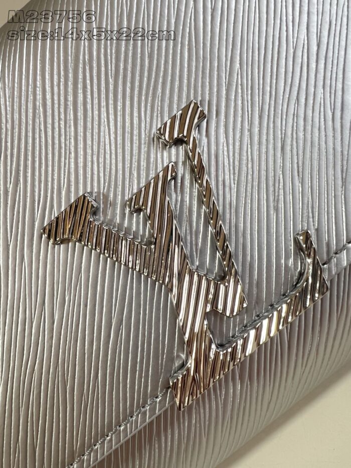 Logo elegante su tessuto metallizzato argento, design moderno e di lusso.