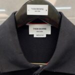 Etichetta di lusso Thom Browne in Italia su abbigliamento nero raffinato e di qualità.