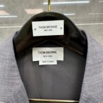 Giacca Thom Browne in Giappone, etichette di lusso, design elegante e alta qualità.