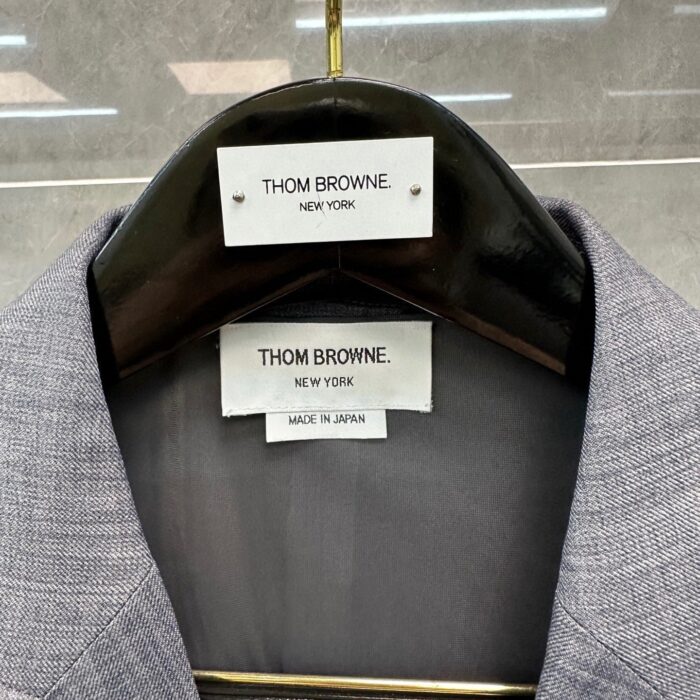 Giacca Thom Browne in Giappone, etichette di lusso, design elegante e alta qualità.