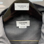 Etichetta di lusso Thom Browne Made in Japan, dettaglio di alta qualità e stile raffinato.