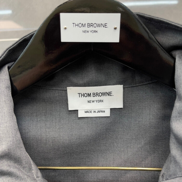 Etichetta di lusso Thom Browne Made in Japan, dettaglio di alta qualità e stile raffinato.