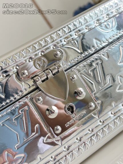Valigia Louis Vuitton in metallo con chiusura elegante e monogramma iconico.