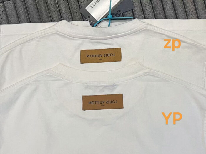 T-shirt bianca di lusso Louis Vuitton con etichetta embossé e etichette handwritten in arancione.
