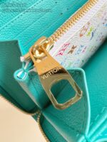 Pochette di lusso turquoise con zip oro e motivi colorati, stile elegante e vibrante.