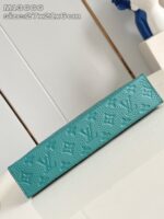 Custodia in pelle turchese elegante con logo embossato, ideale per occhiali e accessori di lusso.