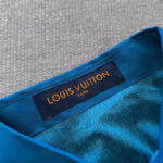 Collare Louis Vuitton Paris in tessuto blu lucido, elegante e di alta qualità.
