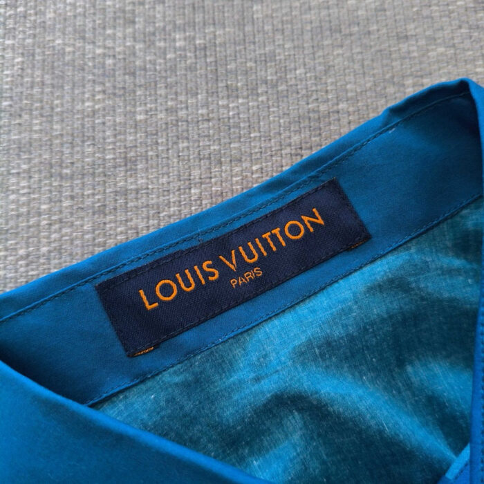 Collare Louis Vuitton Paris in tessuto blu lucido, elegante e di alta qualità.