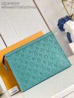 Pochette di lusso turchese Louis Vuitton con logo monogramma e dettagli eleganti.