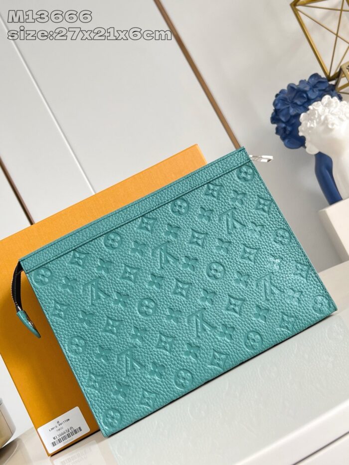Pochette di lusso turchese Louis Vuitton con logo monogramma e dettagli eleganti.