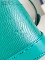 Borsa di lusso turquoise con logo LV in pelle texturizzata e cuciture precise.
