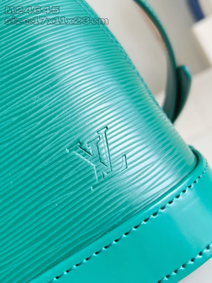 Borsa di lusso turquoise con logo LV in pelle texturizzata e cuciture precise.