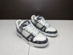 Sneaker di lusso grigio e bianco con monogramma, stile urbano e comfort premium.