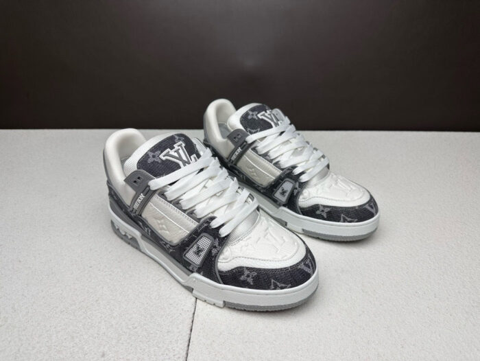 Sneaker di lusso grigio e bianco con monogramma, stile urbano e comfort premium.
