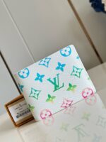Portafoglio Louis Vuitton colorato, elegante, con confezione di lusso e design vivace.