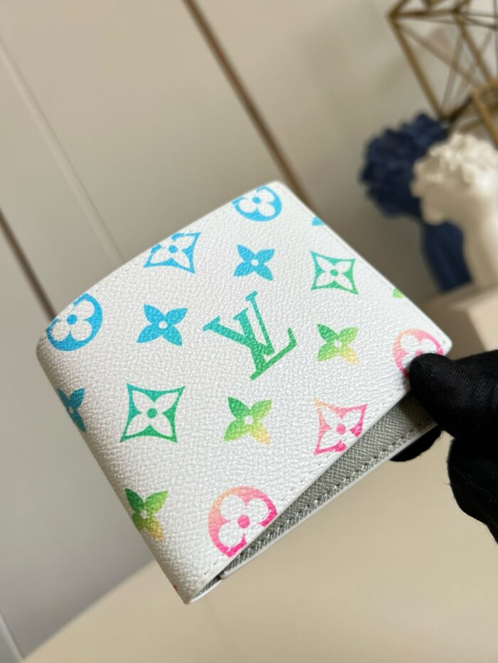 Portafoglio di lusso con motivi monogramma colorati, dettagli raffinati e stile elegante.