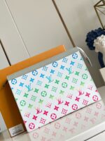 Pochette Louis Vuitton colorata, elegante accessorio di lusso con motivi vivaci e packaging raffinato.