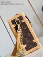 Borsetta di lusso stile valigia vintage con monogramma e dettaglio in pelle beige.