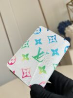 Portafoglio Louis Vuitton colorato in pelle bianca, design monogram vibrante e personificazione moderna.