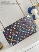 Borsa Louis Vuitton Monogram colorata, elegante e moderna su sfondo elegante e raffinato.