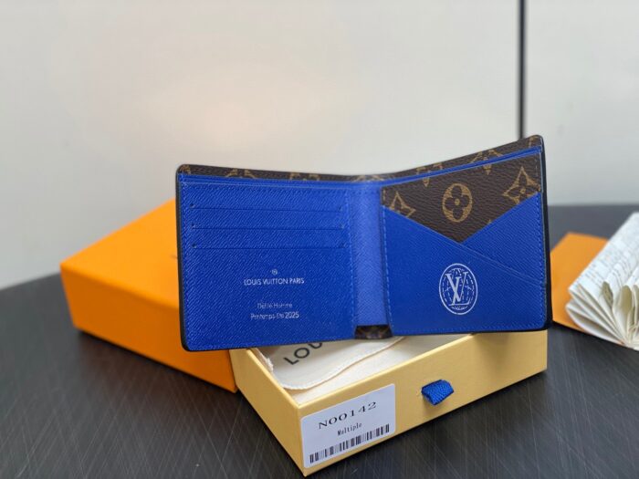Portafoglio di lusso con interno blu e iconico motivo monogramma, elegante e pratico.