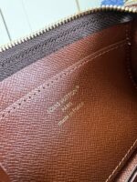 Portafoglio Louis Vuitton in pelle marrone con logo in oro e cuciture di alta qualità