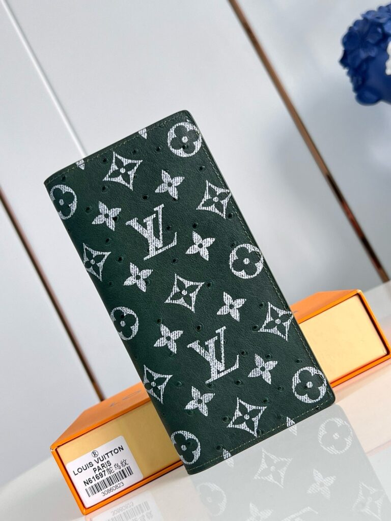 Portafoglio Louis Vuitton monogram verde con packaging arancione, stile elegante e di alta qualità.