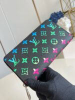 Portafoglio di lusso con motivi neon e dettagli iconici, elegante e moderno in pelle premium.