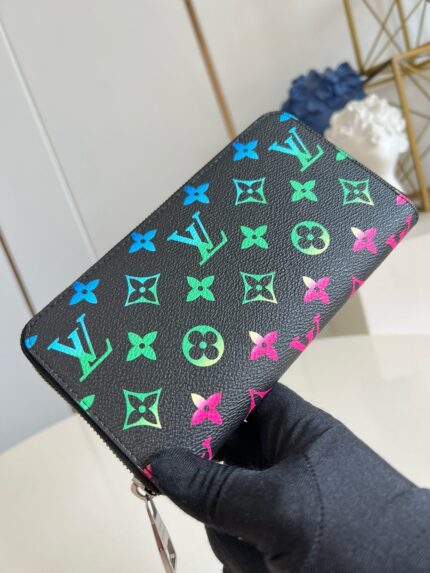 Portafoglio di lusso con motivi neon e dettagli iconici, elegante e moderno in pelle premium.