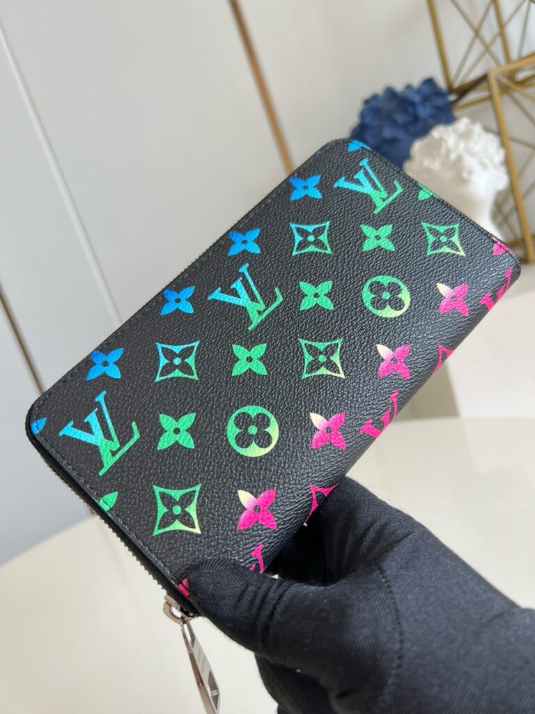 Portafoglio di lusso con motivi neon e dettagli iconici, elegante e moderno in pelle premium.