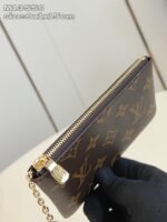 Pochette di lusso in pelle marrone con monogramma, dettagli dorati e chiusura con zip elegante.