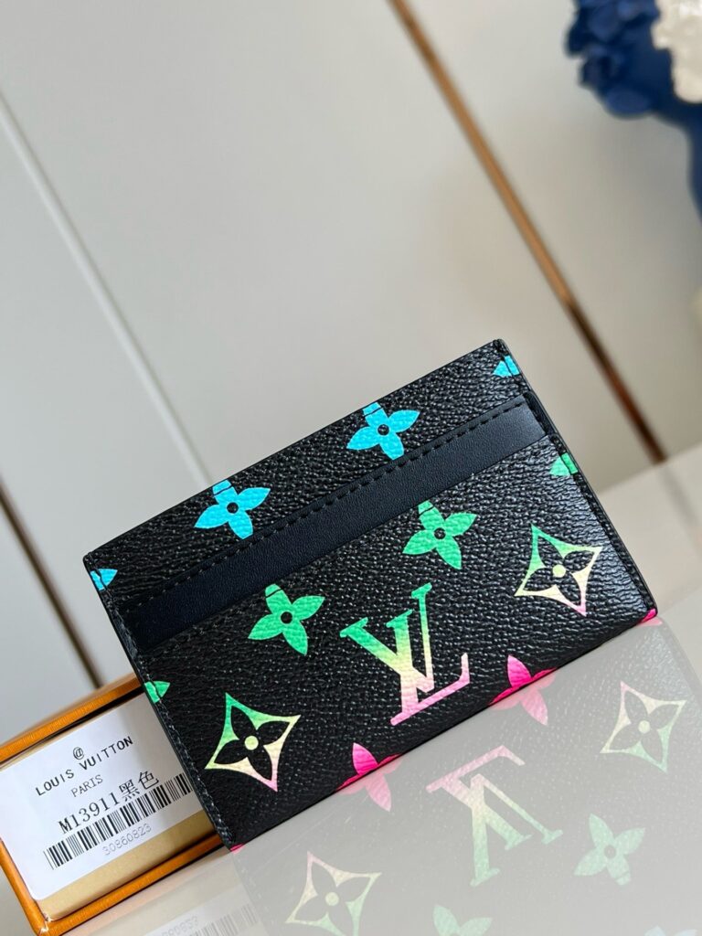 Portafoglio di lusso con motivi colorati e logo iconico su sfondo nero elegante.