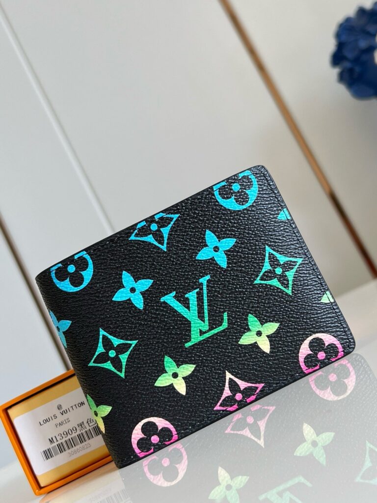 Portafoglio Louis Vuitton colorato e moderno con dettagli luxury e design vivace.