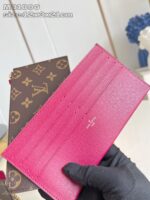 Portafoglio di lusso Louis Vuitton e rosa in pelle, stile elegante e raffinato.