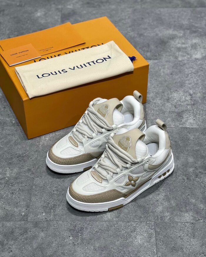 Sneakers Louis Vuitton bianche e beige, eleganti, con dettagli premium e versione di lusso.