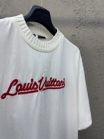 T-shirt bianco Louis Vuitton con ricamo rosso e dettaglio a costina, stile casual ed elegante.